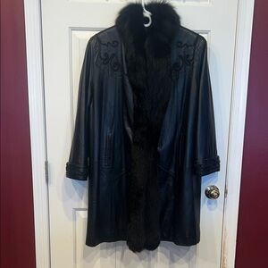 Luxurious Vintage Black Leather Jacket with Fox Fur Detail